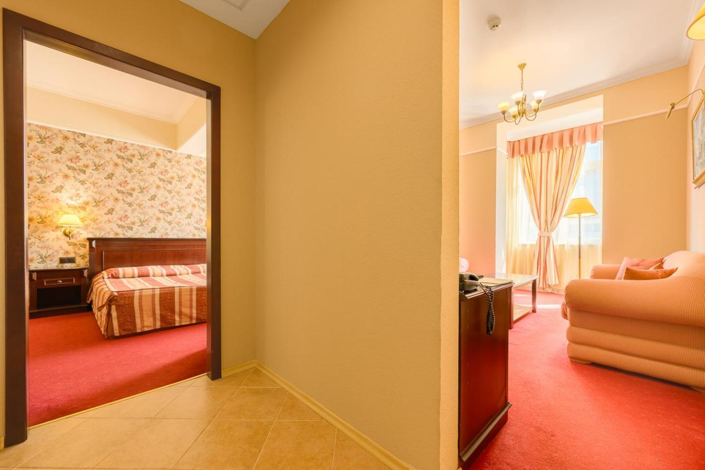 One-Bedroom Suite (2 Adults + 1 Child)